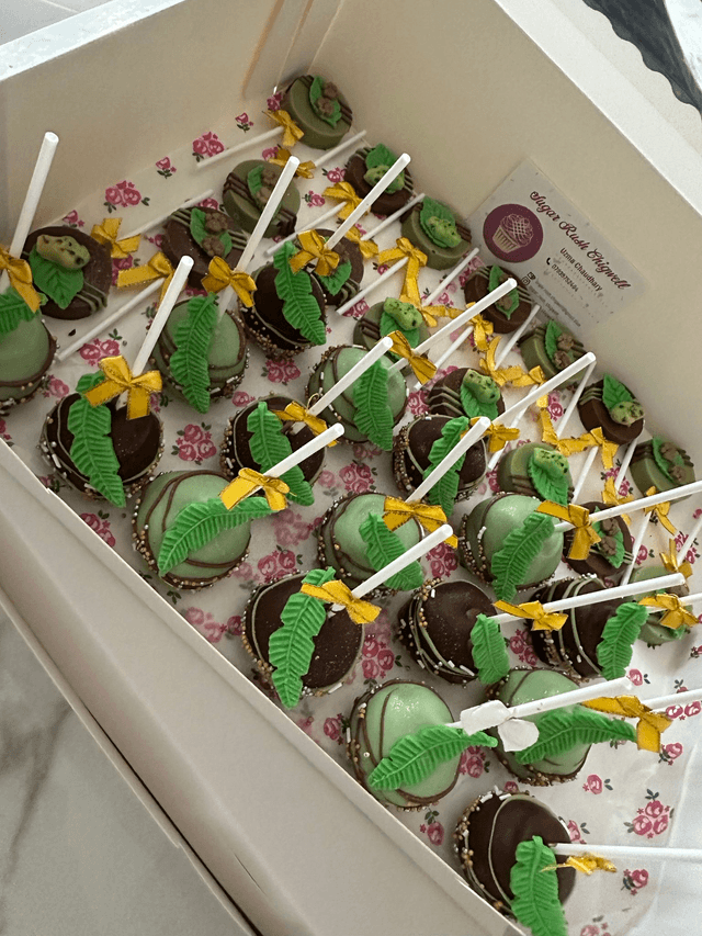 Safari jungle animal cake