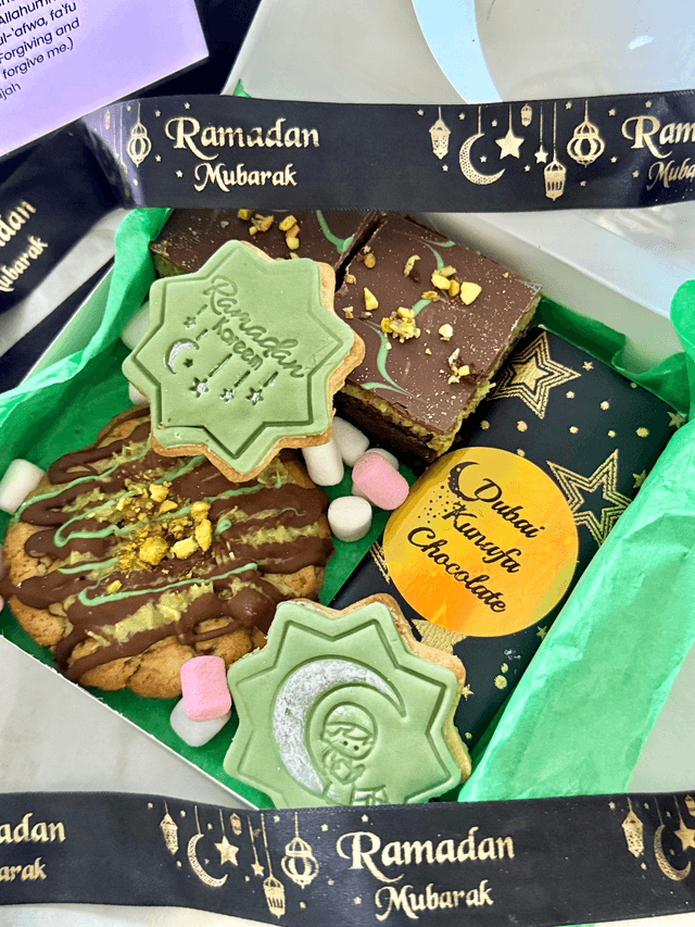 Ramadan Eid Dubai Pistachio Kunafa Chocolate, Kunafa Brownies, Kunafa Chunky chocolate chip Cookies, Biscuits 