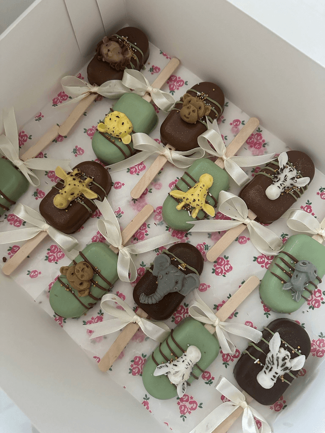 Safari jungle animal cake