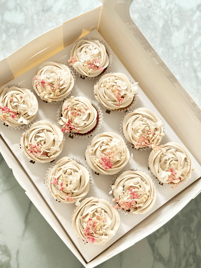 Floral white Birthday / Wedding Cupcakes