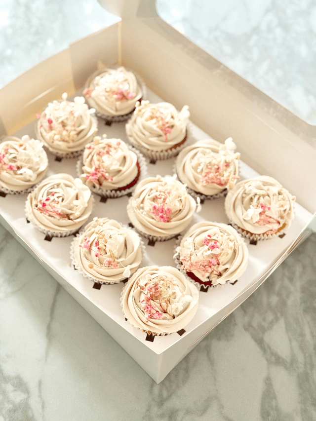 Floral white Birthday / Wedding Cupcakes