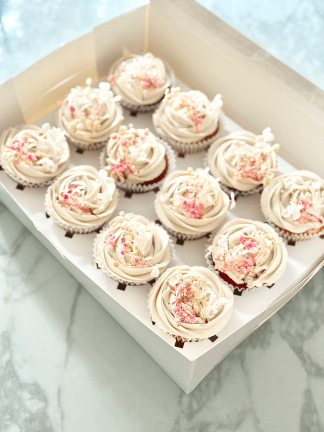 Floral white Birthday / Wedding Cupcakes
