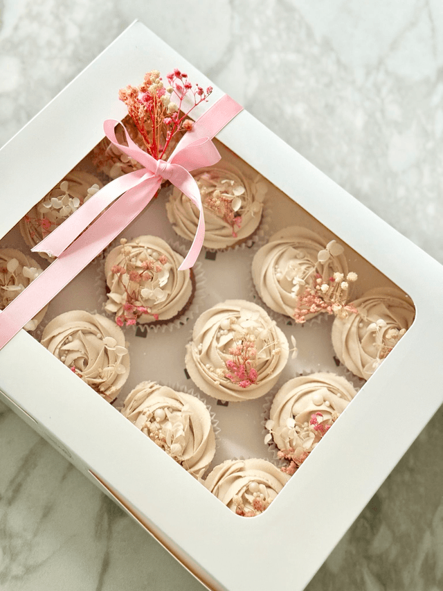 Floral white Birthday / Wedding Cupcakes
